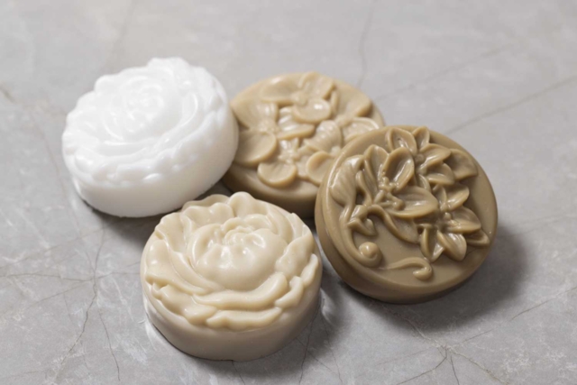 Moules savons fleurs - 4 formes - Moules et accessoires savon - 10doigts.fr