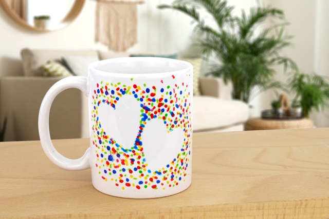 Mug cœurs avec des marqueurs peinture - Supports en céramique à décorer - 10doigts.fr