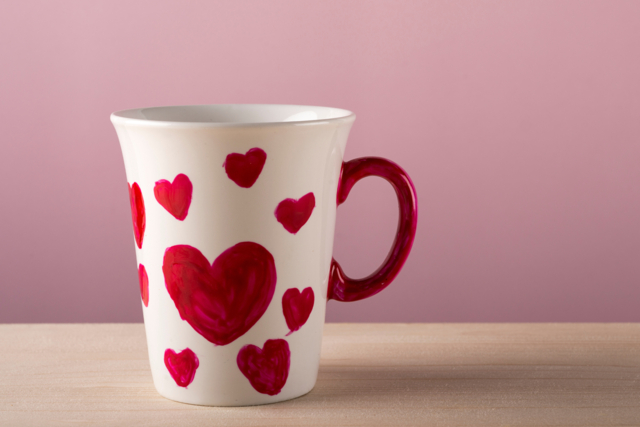 mug personnalisé peinture - Feutres porcelaine et verre : créez votre vaisselle personnalisée - 10doigts.fr