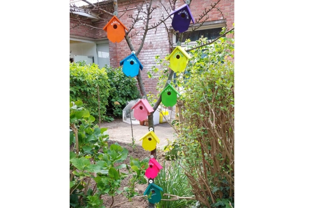 nichoirs colorés création client - Nichoirs, mangeoires et refuges en bois à décorer - 10doigts.fr
