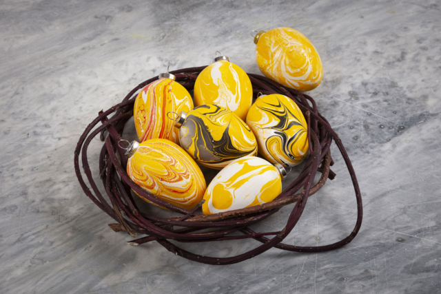 Oeufs marbrés - Peinture marbling - 10doigts.fr