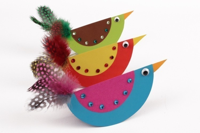 Oiseaux à bascule - Plumes décoratives - 10doigts.fr