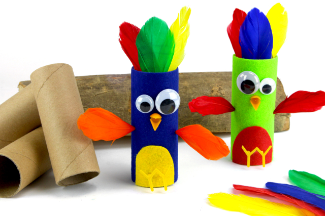 Oiseaux avec un rouleau en carton - Plumes décoratives - 10doigts.fr