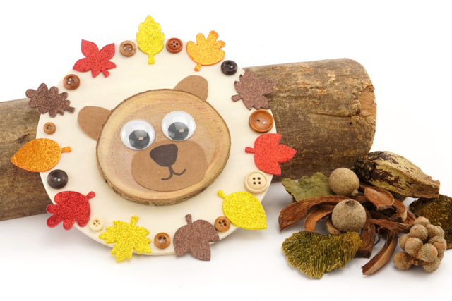Ours d'automne avec un rondin de bois - Stickers mousse : donnez du volume à vos créations - 10doigts.fr