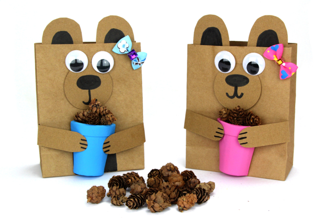 Oursons avec un panier de pomme de pin - Papiers cadeaux - 10doigts.fr