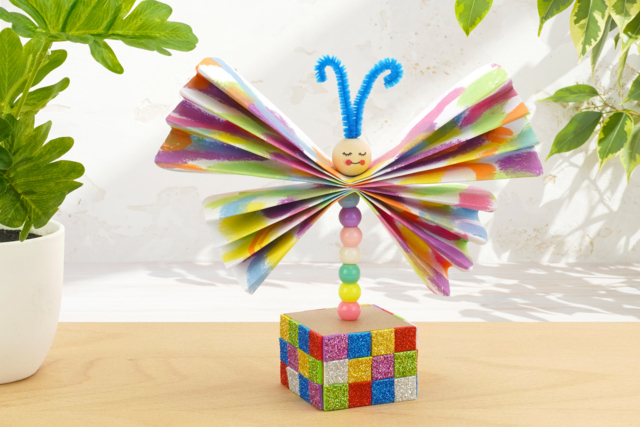 Papillon sur socle - Perles en bois - 10doigts.fr