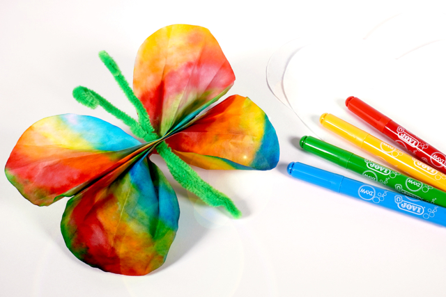 Papillons avec du papier diffuseur et des feutres - Pistolet à embosser - 10doigts.fr
