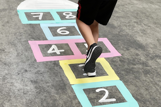 peinture craie de trottoirs enfants - Craies, tableaux et ardoises : l'espace de toutes les expressions - 10doigts.fr