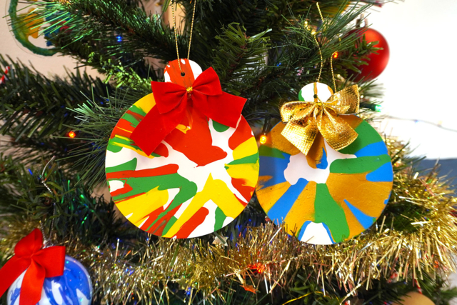 Peinture essoreuse boules de Noël - Boules de Noël DIY - 10doigts.fr