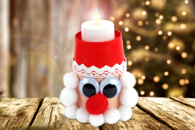 Père Noël lumineux avec un gobelet en carton - Pompons pour bricolage créatif - 10doigts.fr