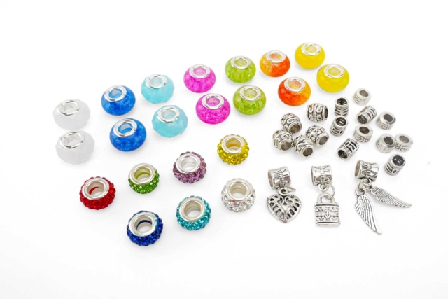 Perles à facettes + charm's en métal - 39 perles - Perles Pandora - Tendances Bijoux - 10doigts.fr