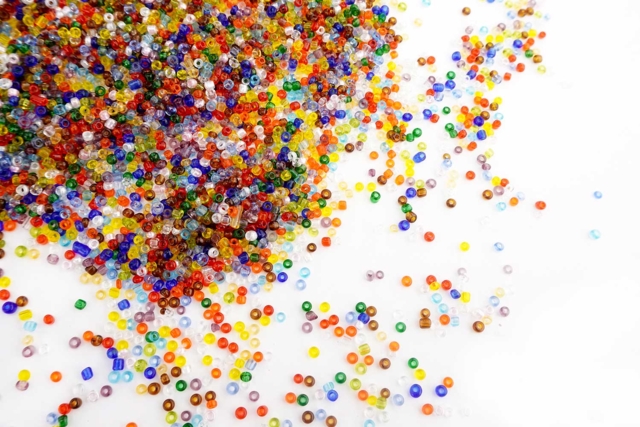 Perles de rocaille lumineuses, couleurs assorties - 9000 perles - Perles Rocaille - 10doigts.fr