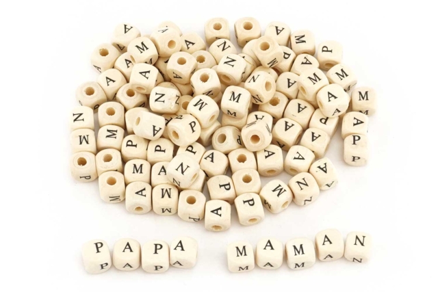 Perles maman papa bois cube - Perles Alphabet - 10doigts.fr