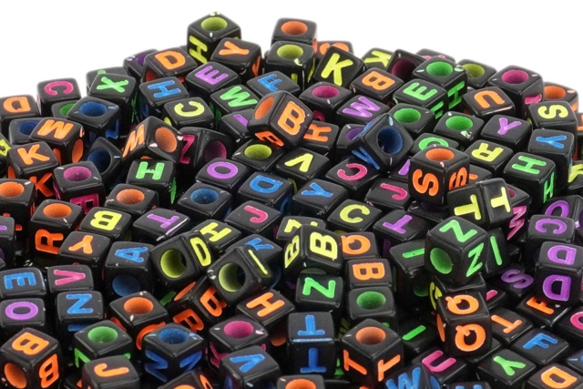 perles noires lettres - Perles Alphabet - 10doigts.fr