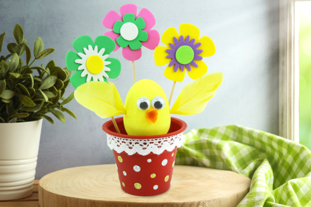 Petit poussin dans un pot de fleurs - Plastique Opaque - 10doigts.fr
