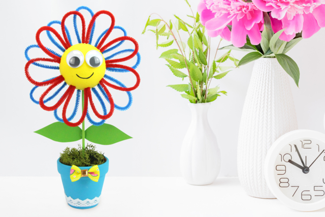 Petite fleur dans son pot - Supports en céramique à décorer - 10doigts.fr