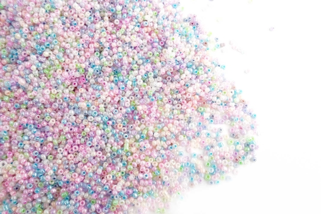 petites perles rocailles irisées  - Perles Rocaille - 10doigts.fr