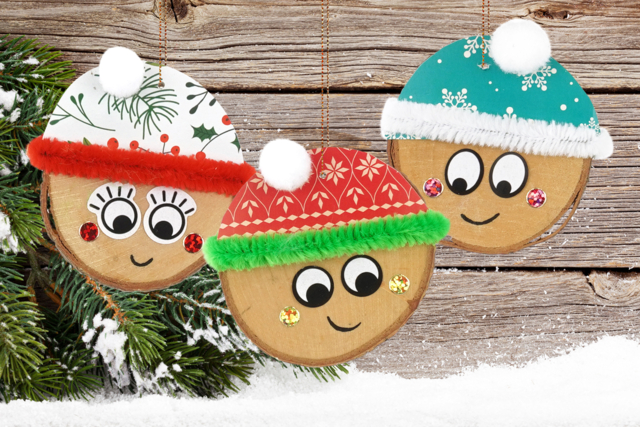Petits lutins à accrocher dans le sapin - Gommettes yeux, visages et smileys pour des créations pleines d’expression - 10doigts.fr