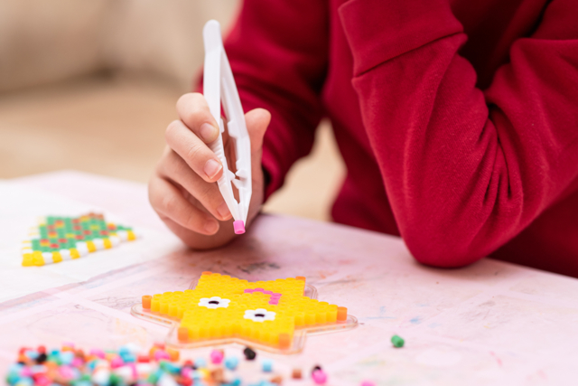 pince perles fusibles à repasser - Accessoires pour perles à repasser : l'équipement complet - 10doigts.fr