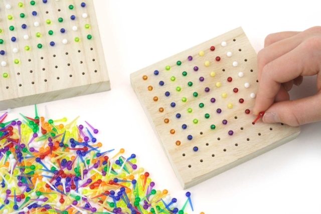 plaque bois à trous motricité - Kits éducatifs : le plaisir d'apprendre par la manipulation - 10doigts.fr