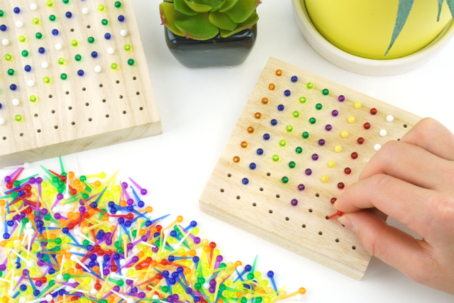 Plaque d'apprentissage multi activités - Montessori - Jeux de construction - 10doigts.fr