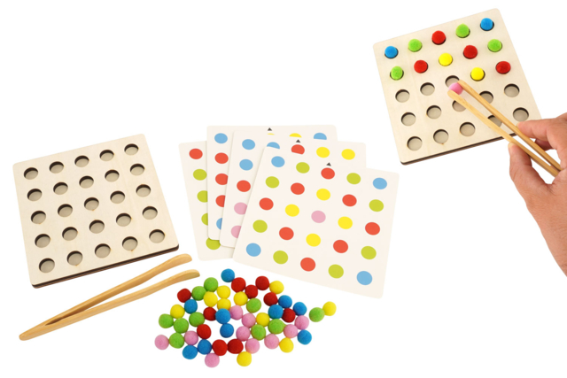 Plateau de motricité + pompons - Kits éducatifs : le plaisir d'apprendre par la manipulation - 10doigts.fr
