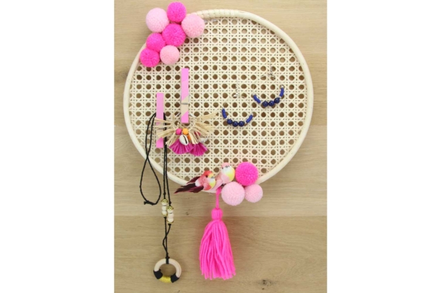 porte-bijoux pompons rotin - Pompons pour bricolage créatif - 10doigts.fr