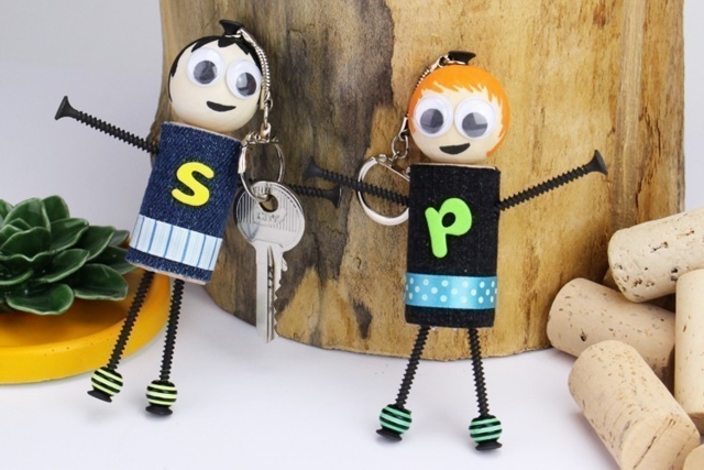 Porte-clé bonhomme avec un bouchon en liège - Perles en bois - 10doigts.fr