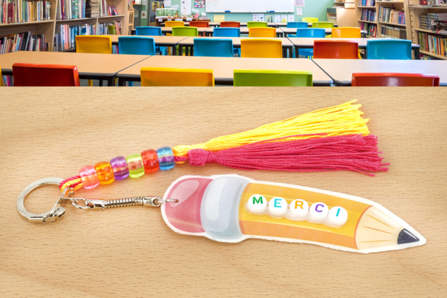 Porte-clés crayon et pompons - Perles Plastique - 10doigts.fr