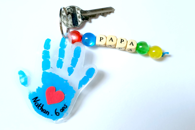 Porte-clés empreinte de main en plastique magique - Bijoux messages - 10doigts.fr
