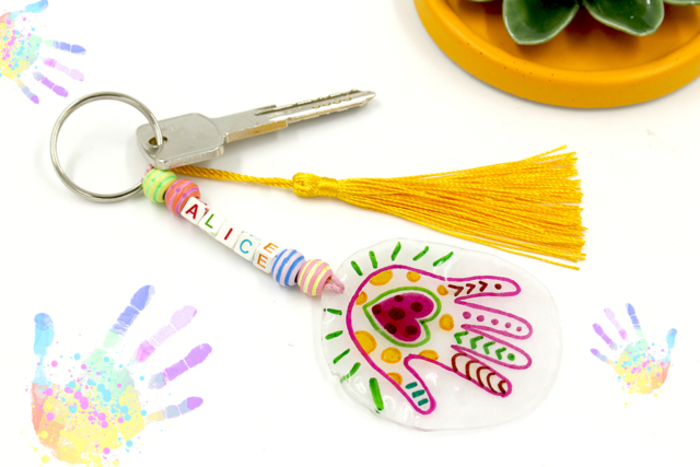 Porte-clés empreinte en plastique magique - Pompons pour bricolage créatif - 10doigts.fr