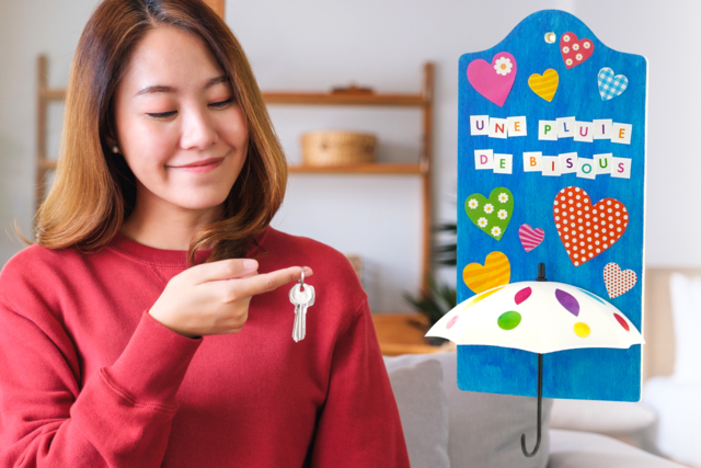 Porte-clés mural "Pluie de Bisous" - Objets en bois à décorer pour la cuisine - 10doigts.fr