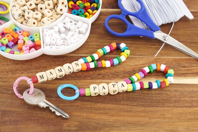 Porte-clés PAPA / MAMAN - Perles Couleurs Opaques - 10doigts.fr