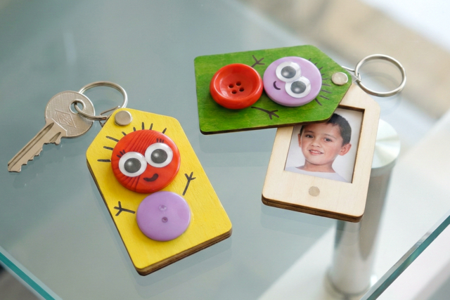 Porte-clés photo - bonhomme rigolo - Boutons fantaisie et décoratifs pour tous vos DIY - 10doigts.fr