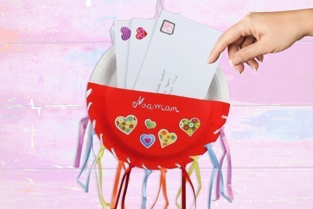 Porte-courrier avec des assiettes en carton - Gommettes cœur : des cœurs adhésifs pour vos activités créatives - 10doigts.fr