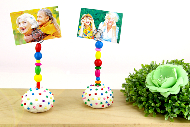 Porte-photo avec de la pâte à modeler et des perles en bois - Clips et mousquetons : les finitions pour vos accessoires DIY - 10doigts.fr