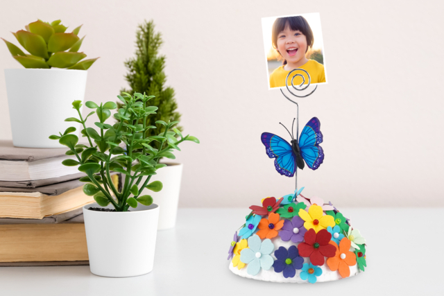 Porte-photo orné de fleurs en papier - Décorations à coller - 10doigts.fr