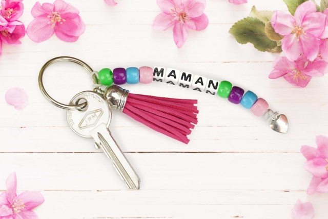Portes clefs "MAMAN" - Kit de 6 porte-clés - Bijoux et porte-clés à fabriquer pour la fête des Mères - 10doigts.fr