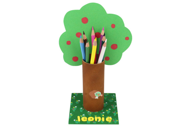 Pot à crayons fabriqué avec un rouleau en carton - Pots en carton - 10doigts.fr