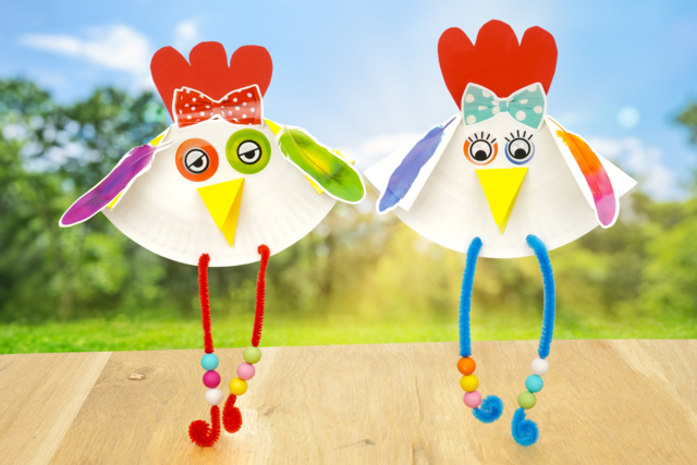 Poules de Pâques avec des assiettes en carton - Gommettes réalistes pour enfants : l’éveil par l’image - 10doigts.fr