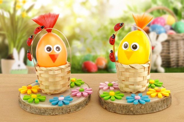 Poussin de Pâques dans son panier - Paniers en bois à décorer - 10doigts.fr