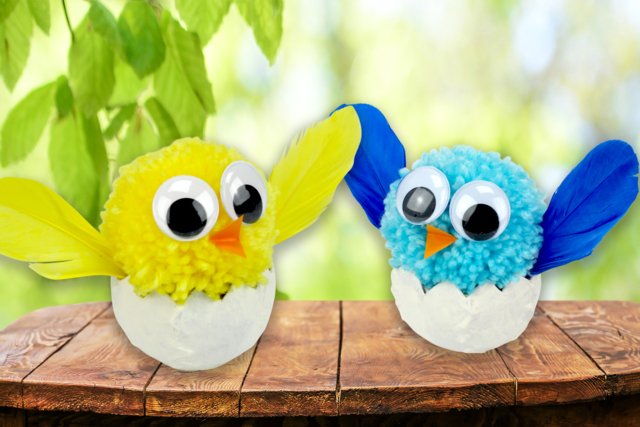 Poussin pompon dans sa coquille - Plumes décoratives - 10doigts.fr