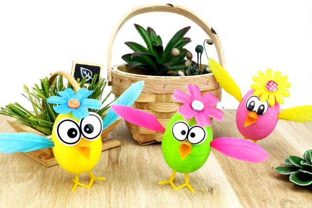 Poussins rigolos à fabriquer avec des oeufs - Plumes décoratives - 10doigts.fr