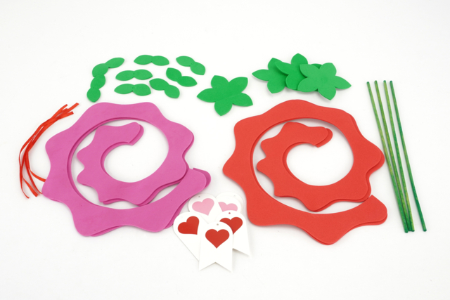Roses en caoutchouc à fabriquer - 4 roses  - Kits créatifs Fête des Mères : des coffrets tout-en-un pour fabriquer vos cadeaux pour maman - 10doigts.fr