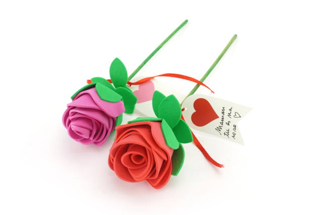 Roses en caoutchouc à fabriquer  - Kits créatifs Fête des Mères : des coffrets tout-en-un pour fabriquer vos cadeaux pour maman - 10doigts.fr