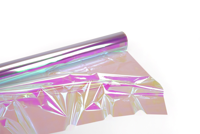 Rouleau de film transparent iridescent holographique - Papiers cadeaux - 10doigts.fr