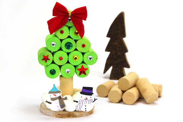 Sapin de Noël avec des bouchons en liège - Nœuds et rubans pour toutes vos créations - 10doigts.fr