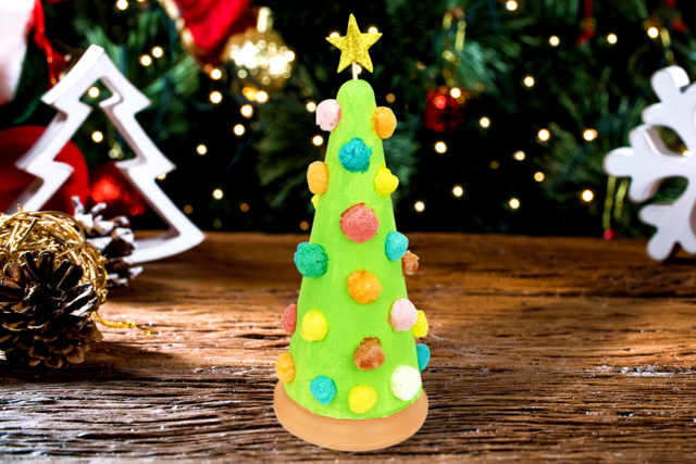 Sapin de Noël avec des flocons de maïs - Supports en céramique à décorer - 10doigts.fr