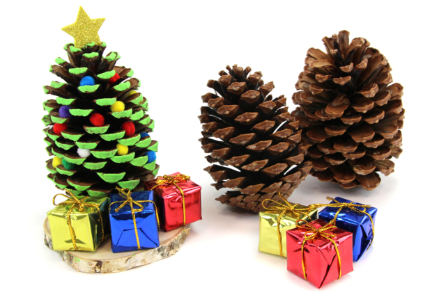 Sapin de Noël avec une pomme de pin - Pompons pour bricolage créatif - 10doigts.fr