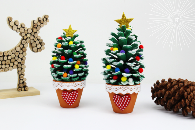 Sapin de Noël avec une pomme de pin - Supports en céramique à décorer - 10doigts.fr